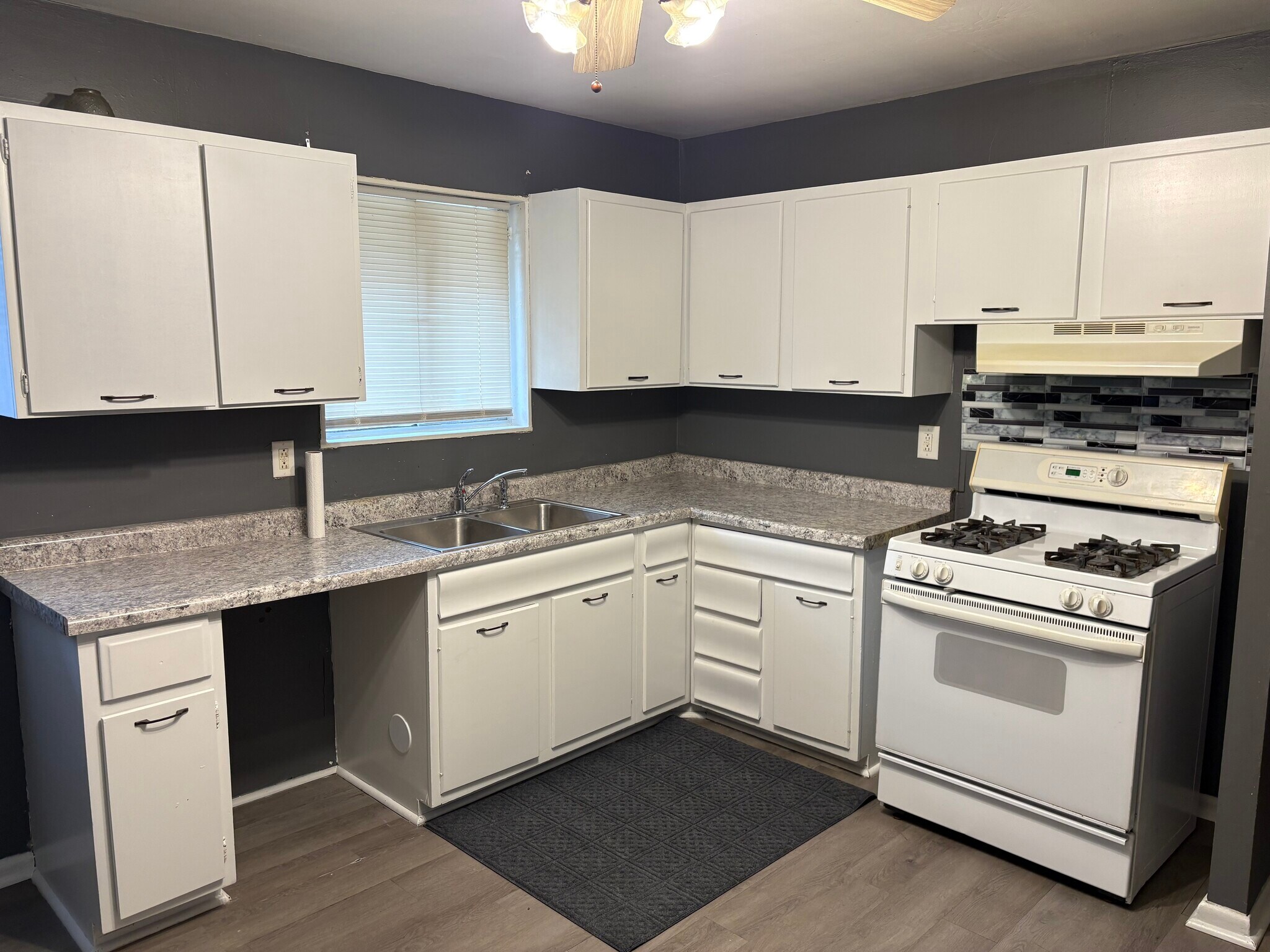 Kitchen - 1728 Roosevelt St