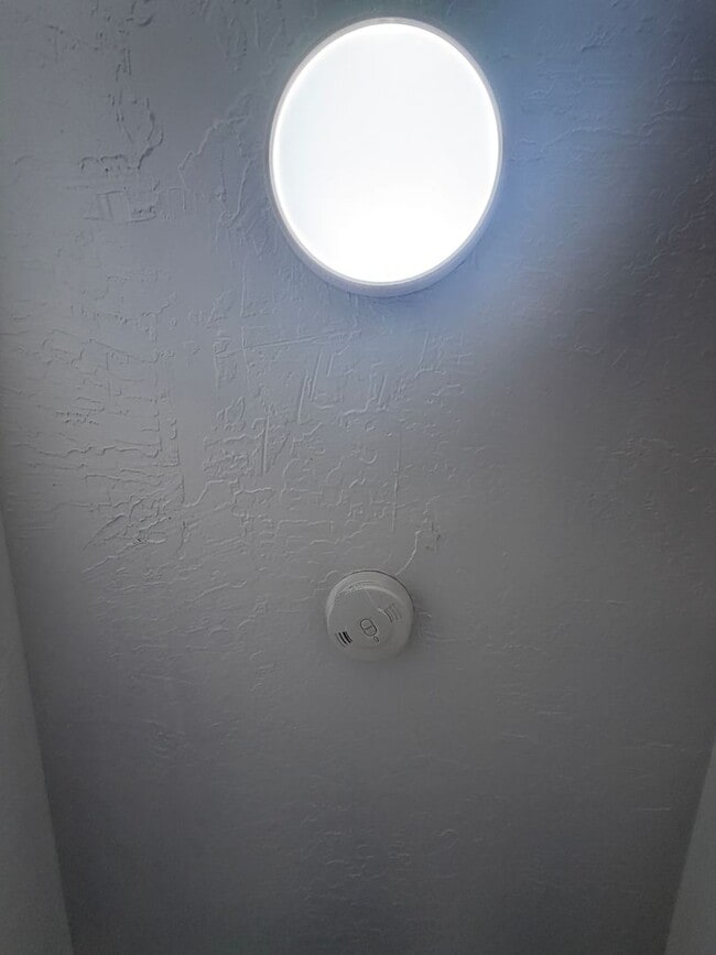 Building Photo - 14606 Riverside St