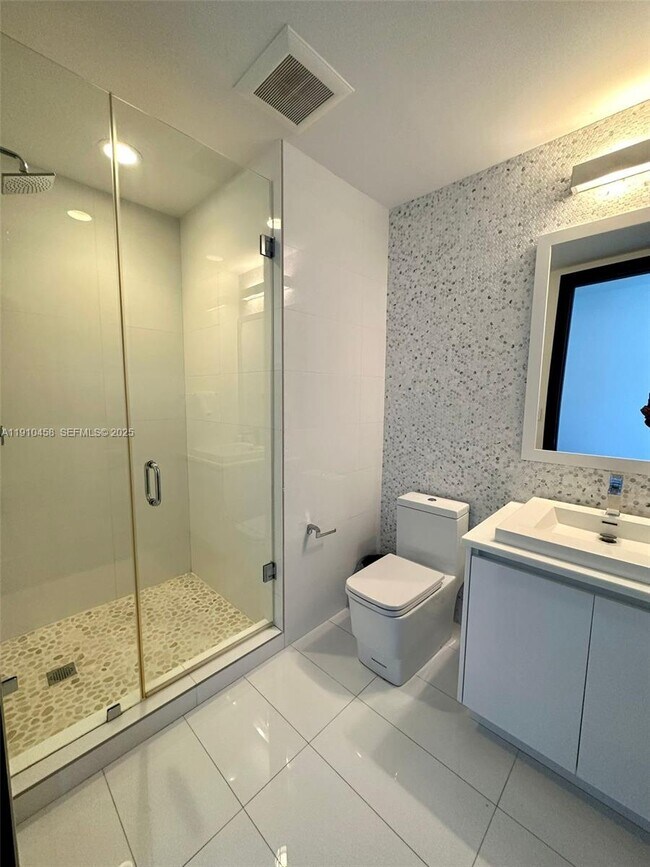 Building Photo - 1425 Brickell Ave