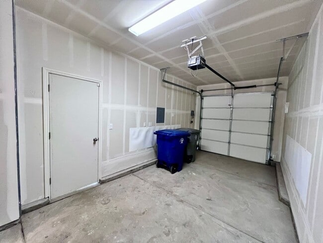 Building Photo - $2,295 DeWolf & Barstow, 3 Bedroom House - Clovis / Community Pool + Neighborhood Parks