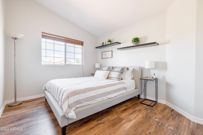 Building Photo - 1431 E Century Ave