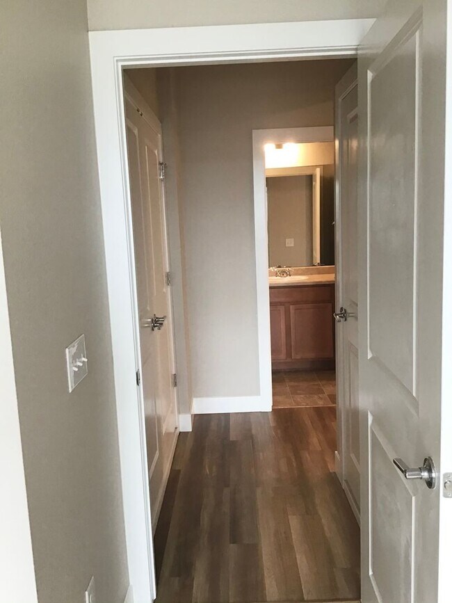 Building Photo - Wonderful 2bed 2 bath condo for rent at LI...