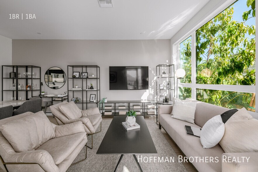 Building Photo - 200 N Toluca St