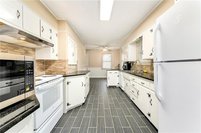 Building Photo - 5647 Antioch Rd