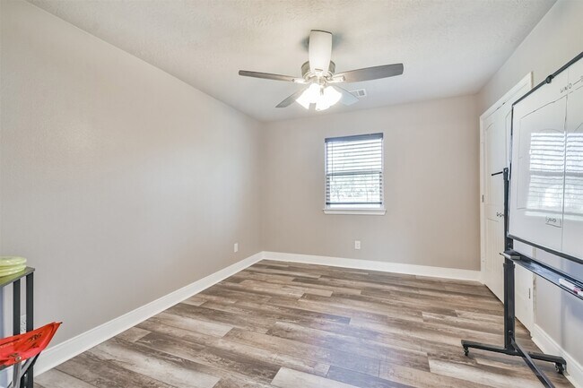 Building Photo - 24237 Creekwood Dr
