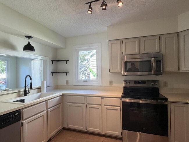 Building Photo - 305 Wimbledon Ct