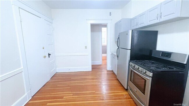 Building Photo - 134 Mansfield St