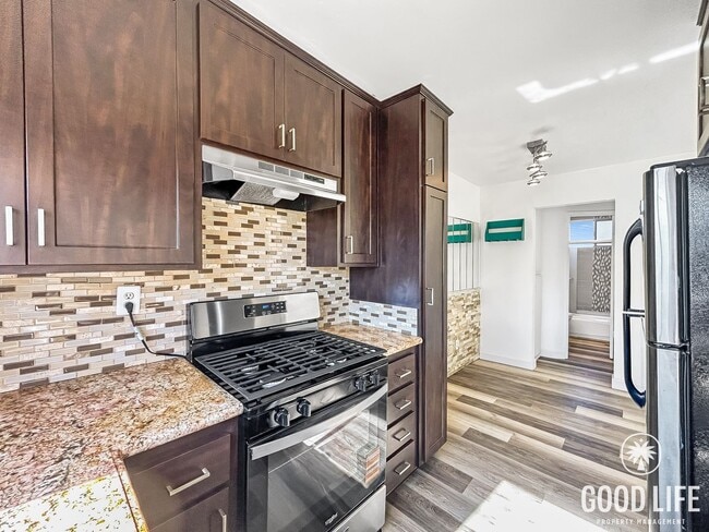 Building Photo - Beautiful 1BD/1BA W/ Laundry On-Site and Reserved Parking in Corridor!