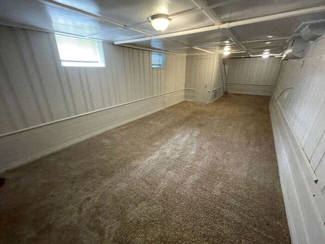 Building Photo - Charming 3 bedroom, 1.5 bathroom home in I...