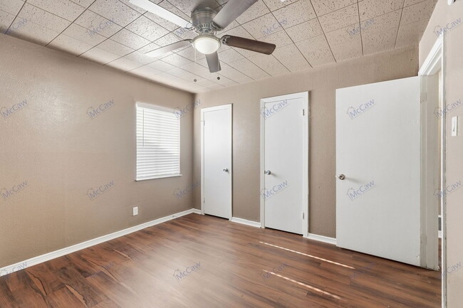 Building Photo - 3130 S Llewellyn Ave