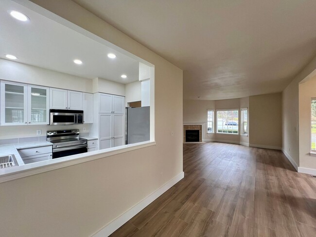 Building Photo - Fully Remodeled  3 BD + Den