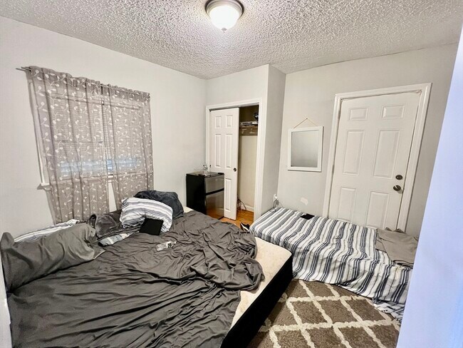 Building Photo - 227 Everett St