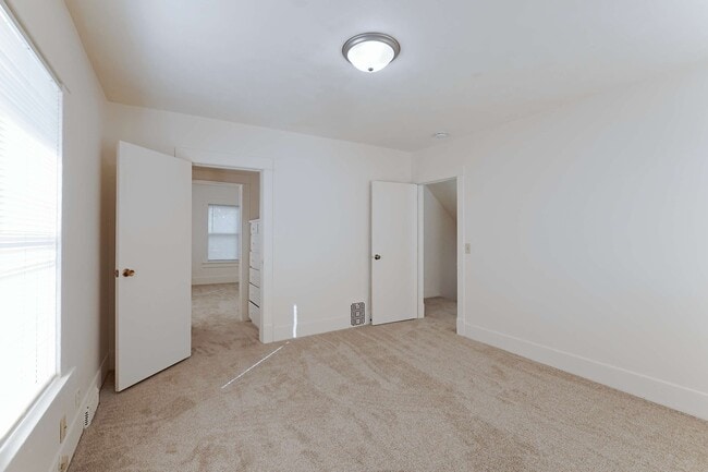 Building Photo - 1640 E ST-2