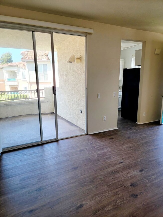 Building Photo - New Vinyl Flooring and Fresh Paint! 2 Bedr...