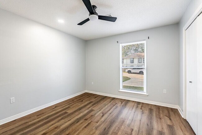 Building Photo - 9000 Woodbine Dr