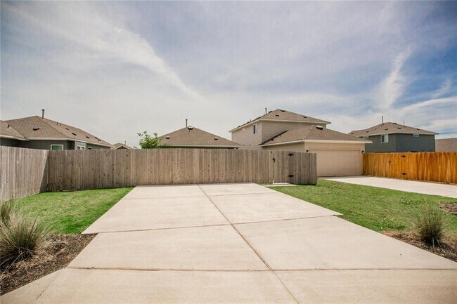 Building Photo - 242 Mossycup Dr