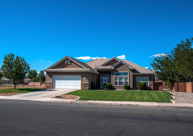 Building Photo - Home with a Den in Desirable Washington Fi...