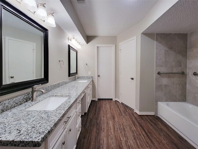 Building Photo - 6606 Brittany Park Ln