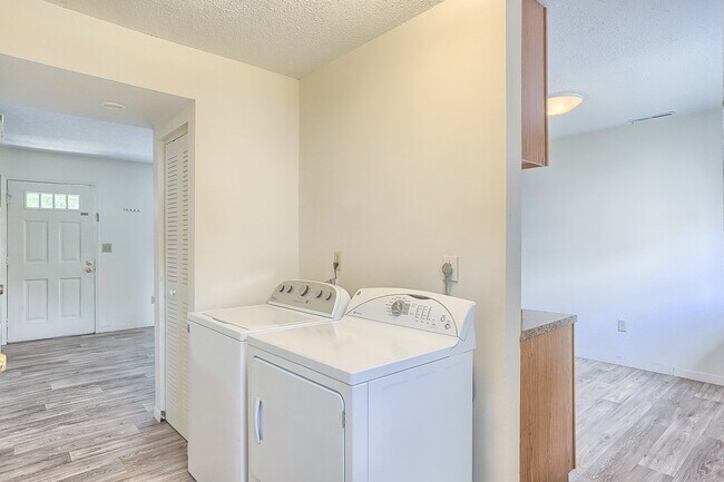 Building Photo - English Creek- Casa