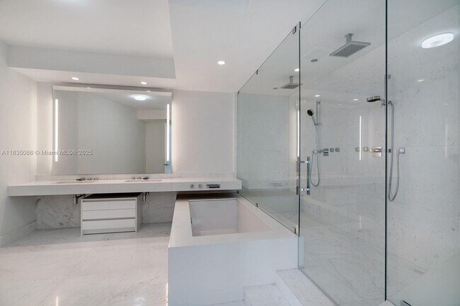 Building Photo - 18555 Collins Ave