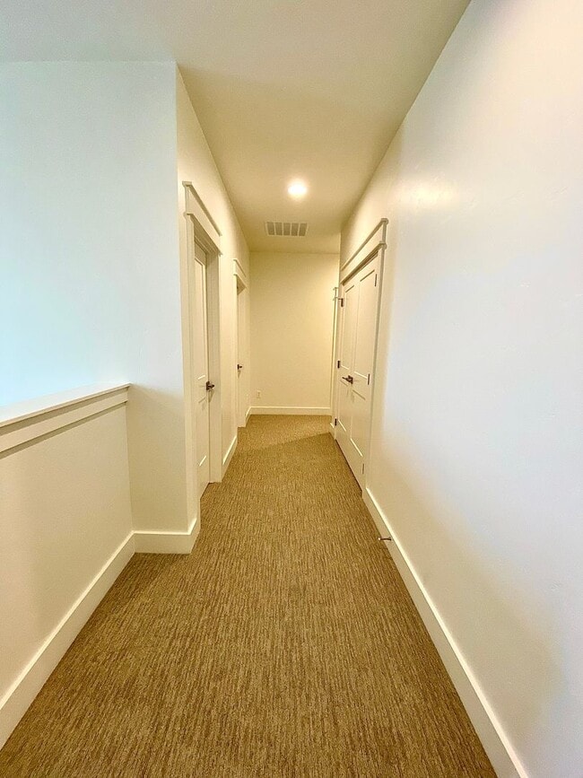 Building Photo - Beautiful Custom 6 Bedroom (2 Primary Bedr...