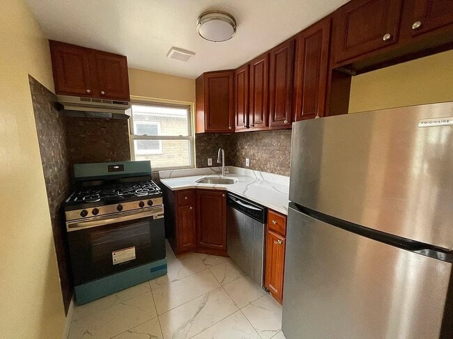 Building Photo - 10-23 Bay 31st Street