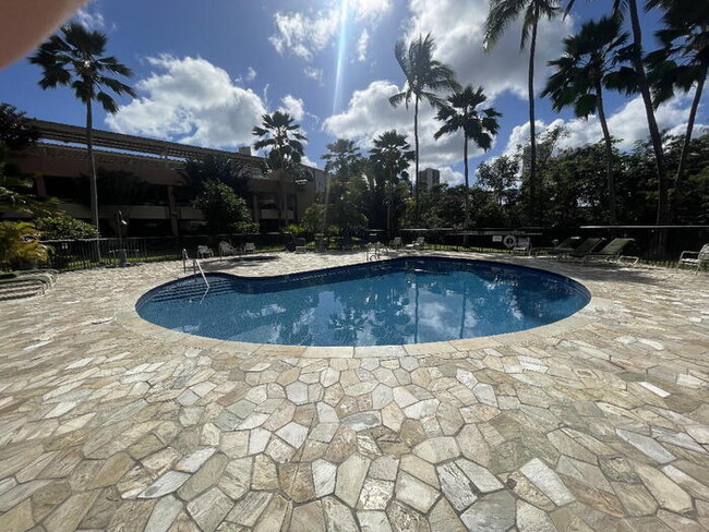 Building Photo - PLAZA LANDMARK studio w/pkg, sec, amens