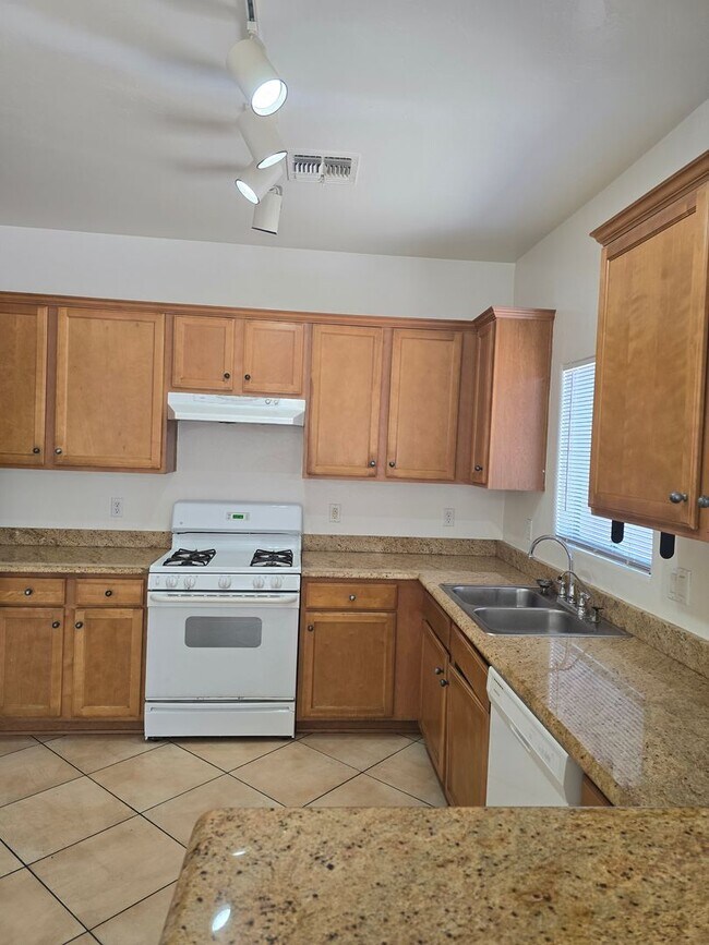 Building Photo - Large 4 bedroom home with Den - Corner lot...
