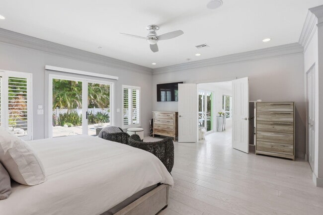 Building Photo - 309 NE 8th Ave