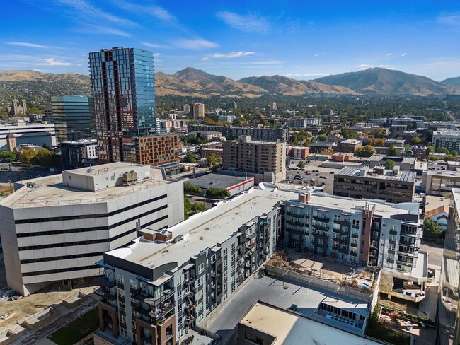 Building Photo - Beautiful Downtown Apartment!