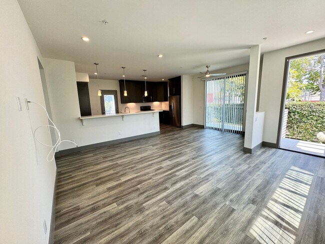 Building Photo - NEWER  4BED 3 BATH FRONT TOWNHOME*HWFLS*BALCONY*W/D IN  UNIT* CENTRAL AIR/HEAT* *STAINLESS  APPLI...