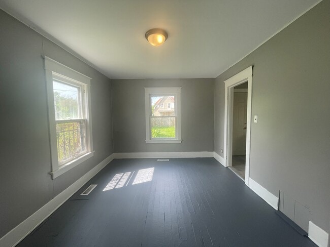 Building Photo - 554 Lucas St