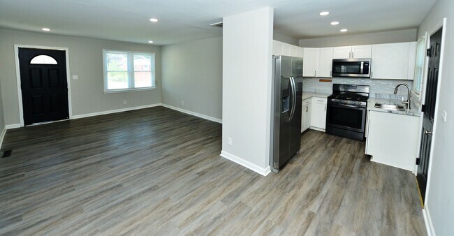 Building Photo - Renovated Ranch!