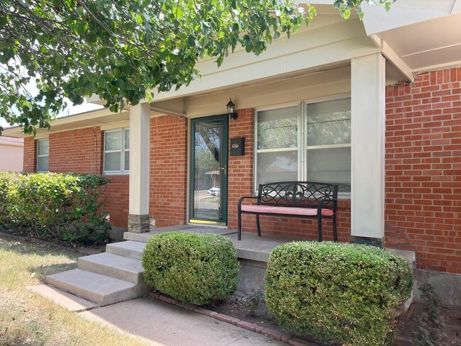 Primary Photo - 104 SW 45th St