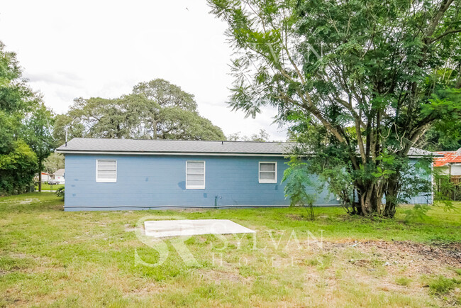 Building Photo - Welcome to this charming abode.