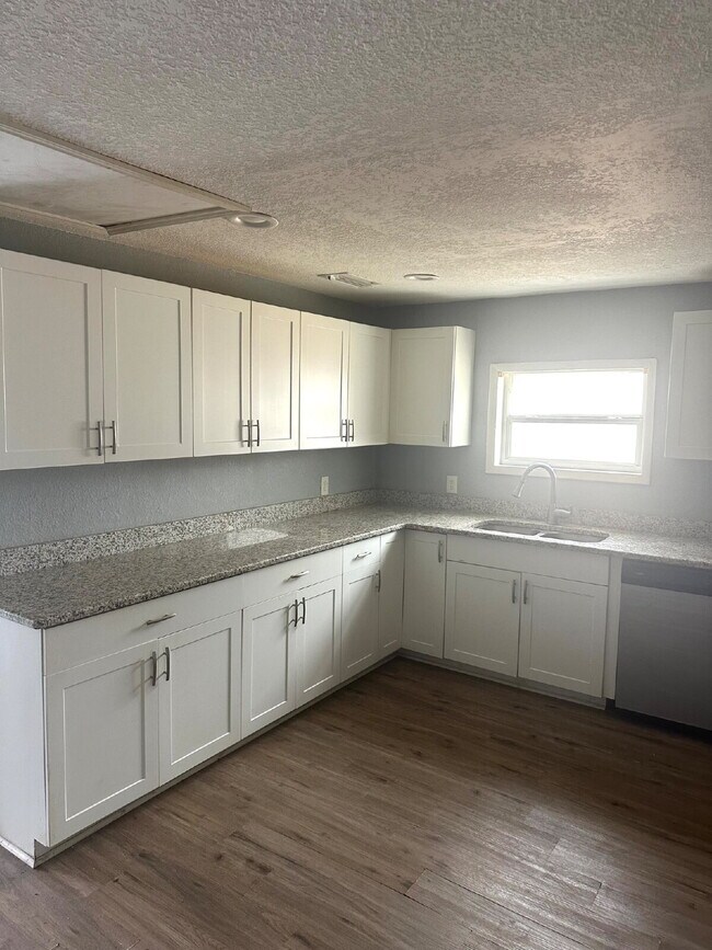 Building Photo - Location, Location, location! Two Bedroom,...