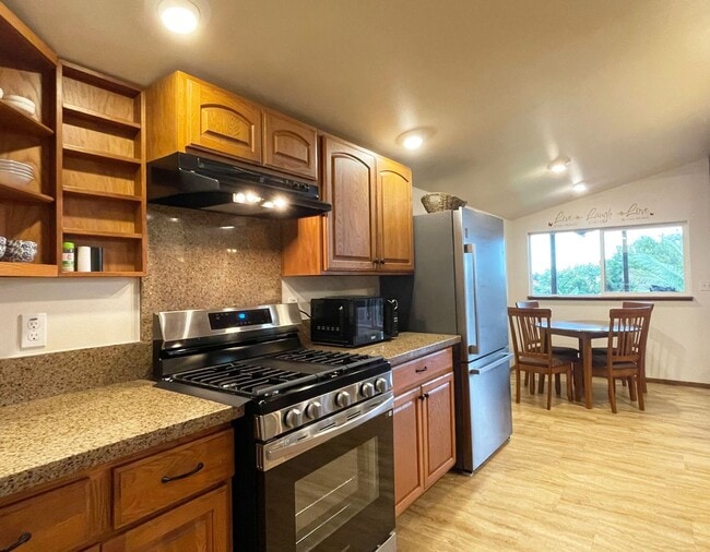 Building Photo - Charming Hamakua Coast Furnished Rental Available: 2 BR / 1.75 BA