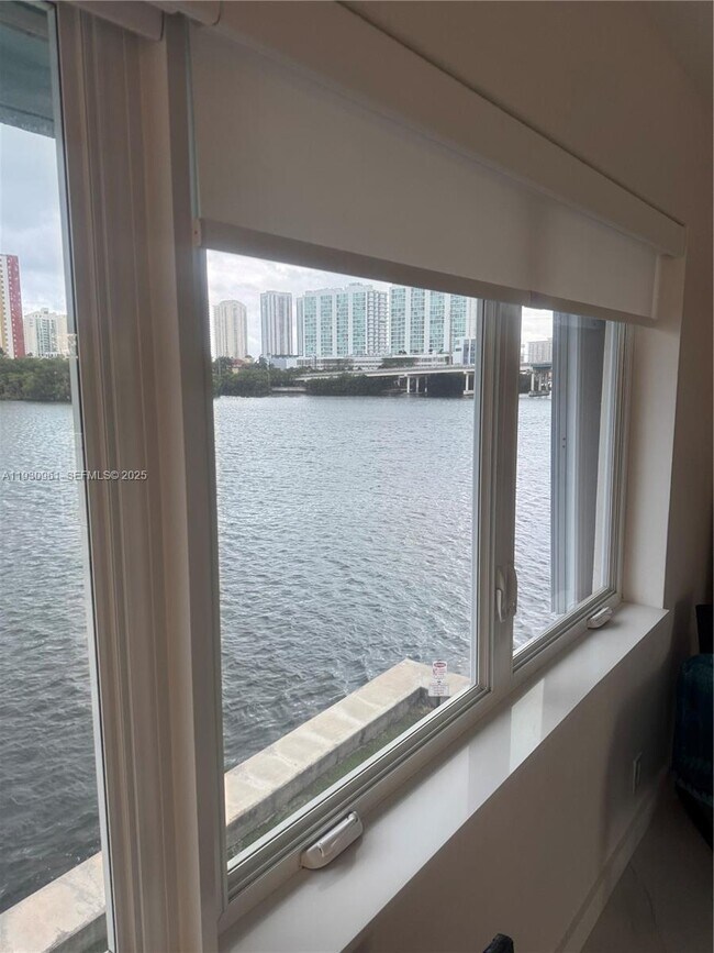 Building Photo - 3922 NE 166th St