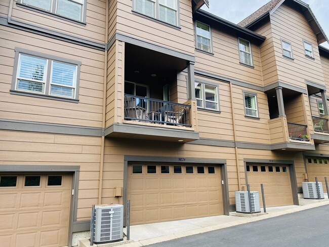 Building Photo - Incredible Custom Townhome