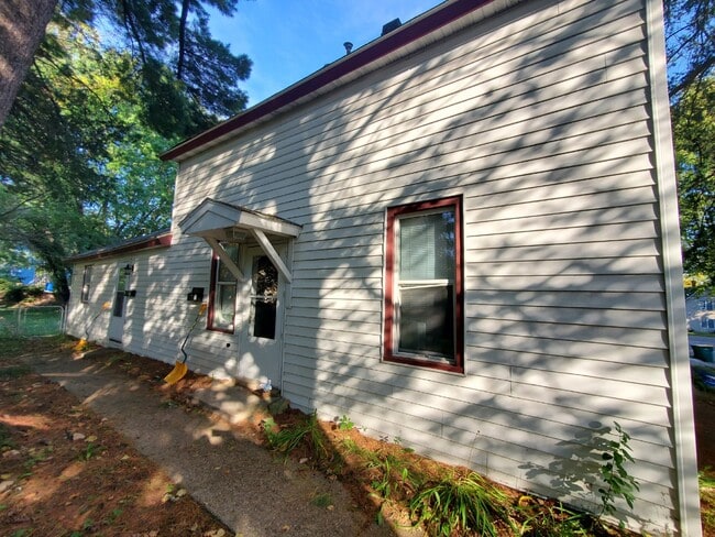 Building Photo - 1BR 1BA Main Level Unit - Tri-plex Property in Stillwater