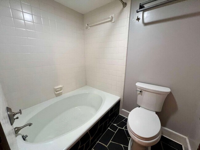 Building Photo - Cabin Style Home on Equestrian Farm *Priva...