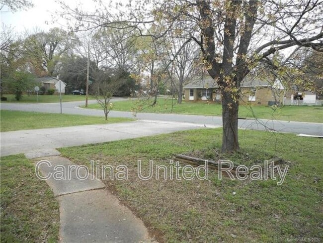 Building Photo - 5500 Larchmont Ave