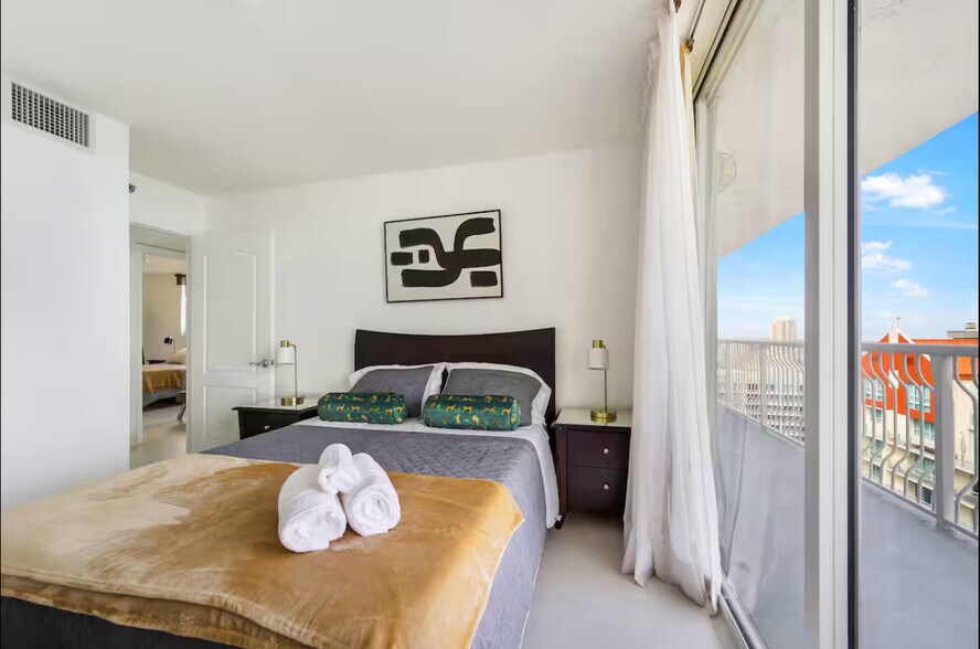 Building Photo - 1200 Brickell Bay Dr