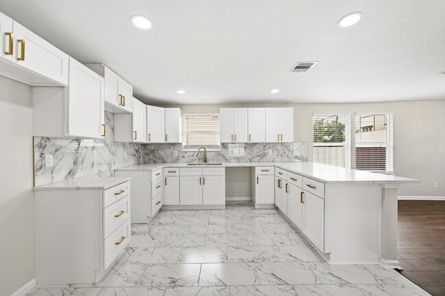 Building Photo - 7946 Fowlie St