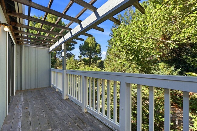 Building Photo - 320 Grapevine Pl