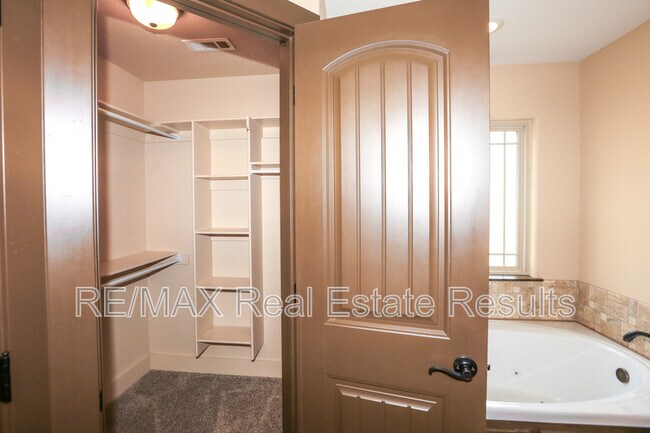 Building Photo - 1000 Peak St