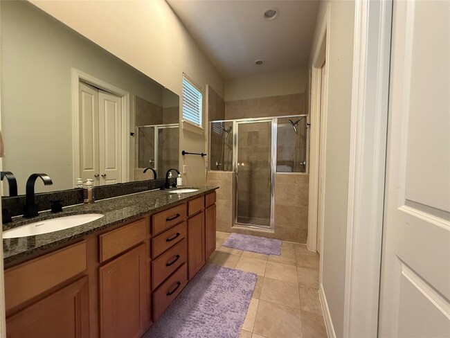 Building Photo - 3813 Center Plaza Dr