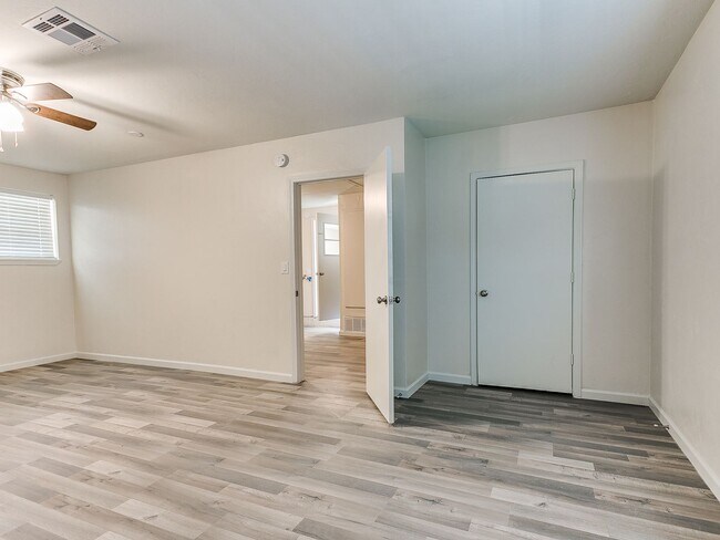 Building Photo - 4 Bedroom/2 Bath home with fenced yard.