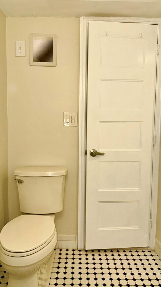 Building Photo - 12 NE 19th Ct