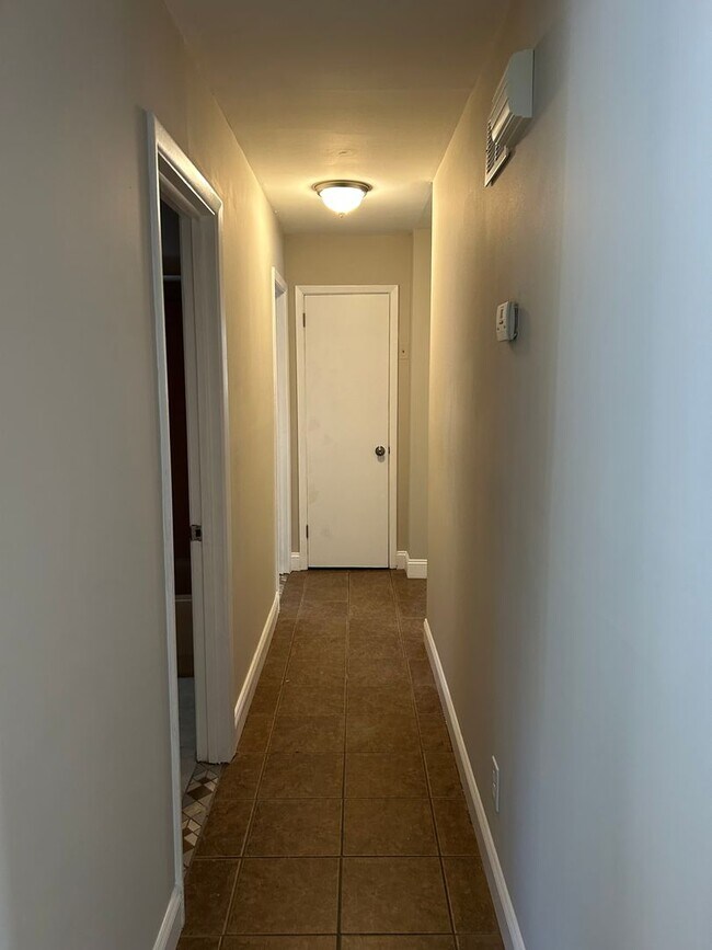 Building Photo - South side home